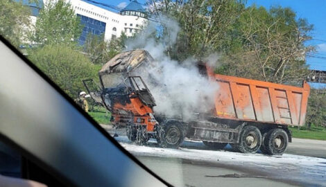 Пожар в грузовике на улице Большевистской в Новосибирске