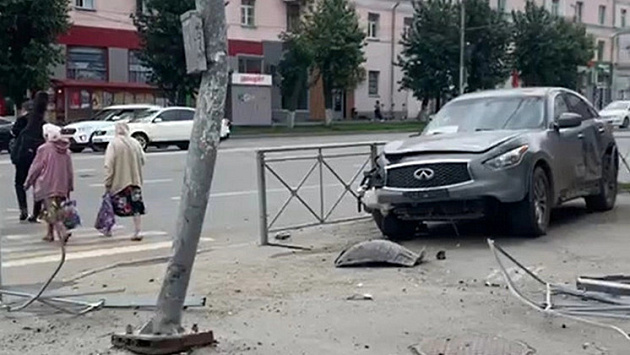 Столкновение Infiniti и «Лады» в Новосибирске: иномарка вылетела на тротуар