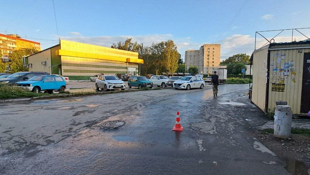 Мотоциклист сбил мальчика на самокате во дворе в Новосибирске и скрылся с места происшествия