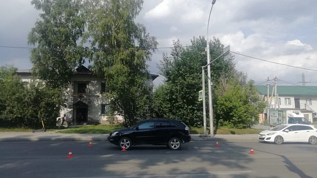 В Новосибирске водитель автомобиля премиум-класса на нерегулируемом переходе сбил юношу