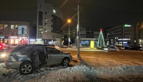 В Новосибирске «Лексус» RX 330 врезался в столб на проспекте Карла Маркса: водитель скрылся, пассажир в больнице