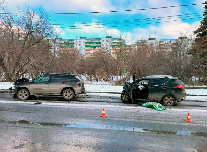 Смертельная авария на улице Русской в Новосибирске: лобовое столкновение унесло жизнь водителя