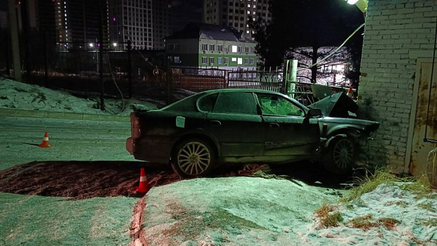 Трагедия в Новосибирске: водитель Subaru погиб, врезавшись в здание КПП