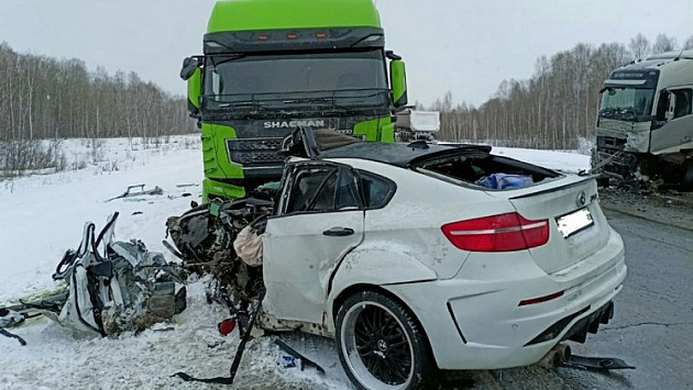 Трагедия на трассе «Иртыш»: 60-летний водитель BMW погиб в столкновении с двумя грузовиками