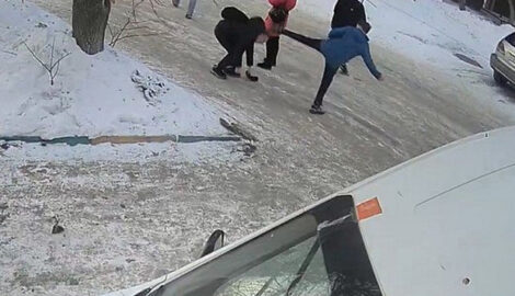 Жестокое нападение в Новосибирске: Двое подростков предстанут перед судом за распыление газа в лицо ровеснику