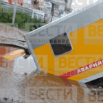 Крупный прорыв водопровода в Новосибирске: Аварийная машина рухнула в гигантский провал на улице Красный Факел