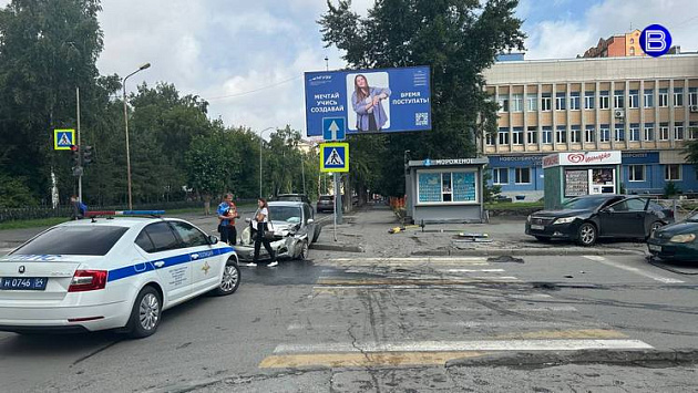 Утро несчастий: В Новосибирске сразу две аварии обрушили уличные столбы