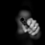 Трагедия на автостоянке в Новосибирской области: Ночная стрельба унесла жизнь 19-летнего юноши и ранила девочку