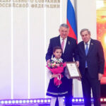 Медаль «За проявленное мужество»: девятилетняя школьница из Новосибирской области удостоена федеральной награды за спасение семьи