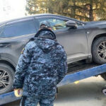 Приехал просить рассрочку: в Новосибирске судебные приставы арестовали Lexus должника прямо у здания ФССП